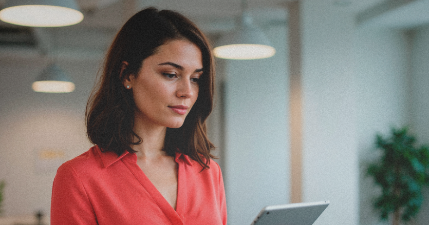 Persona trabajando en computadora