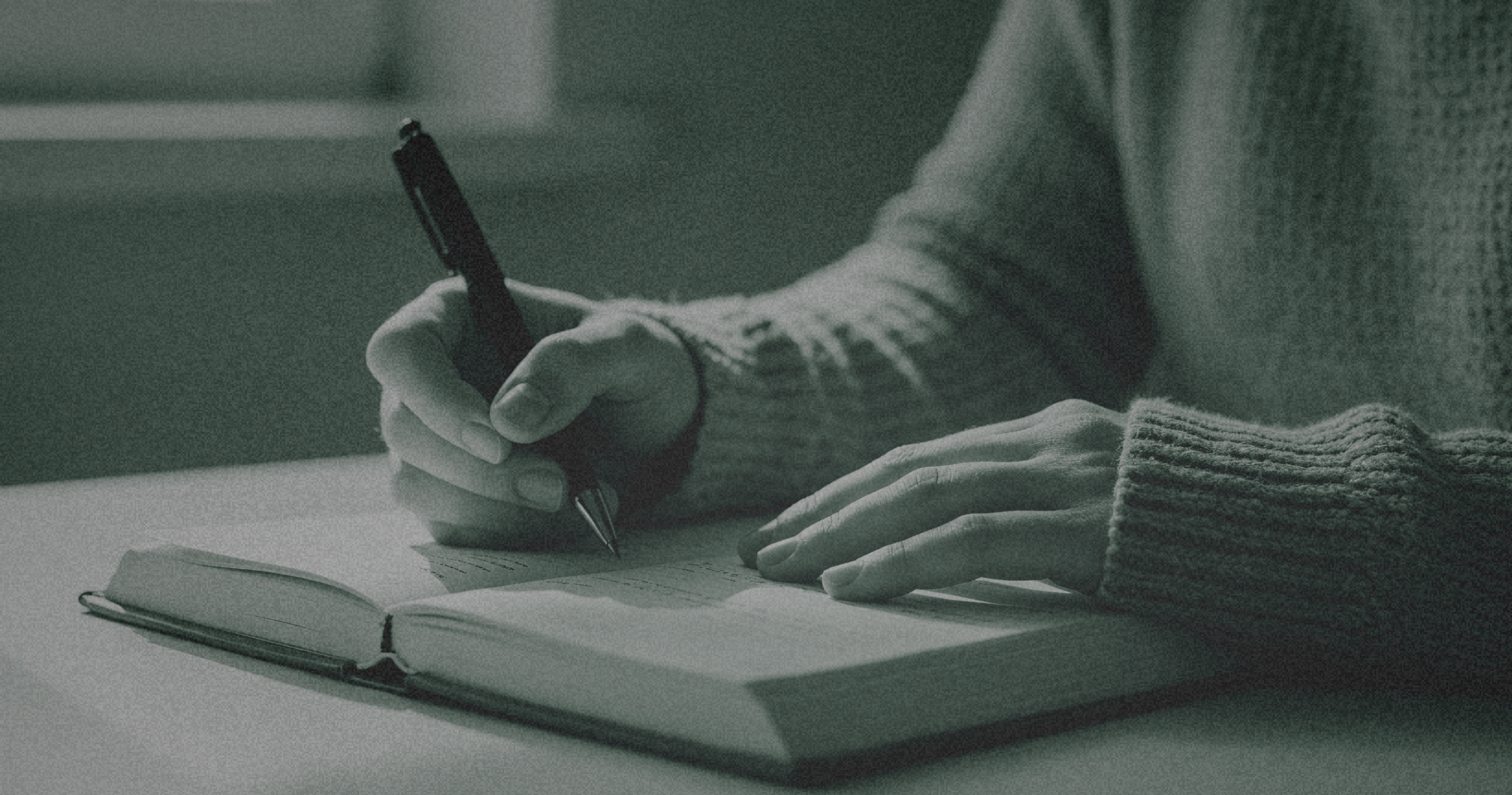 Persona trabajando en computadora