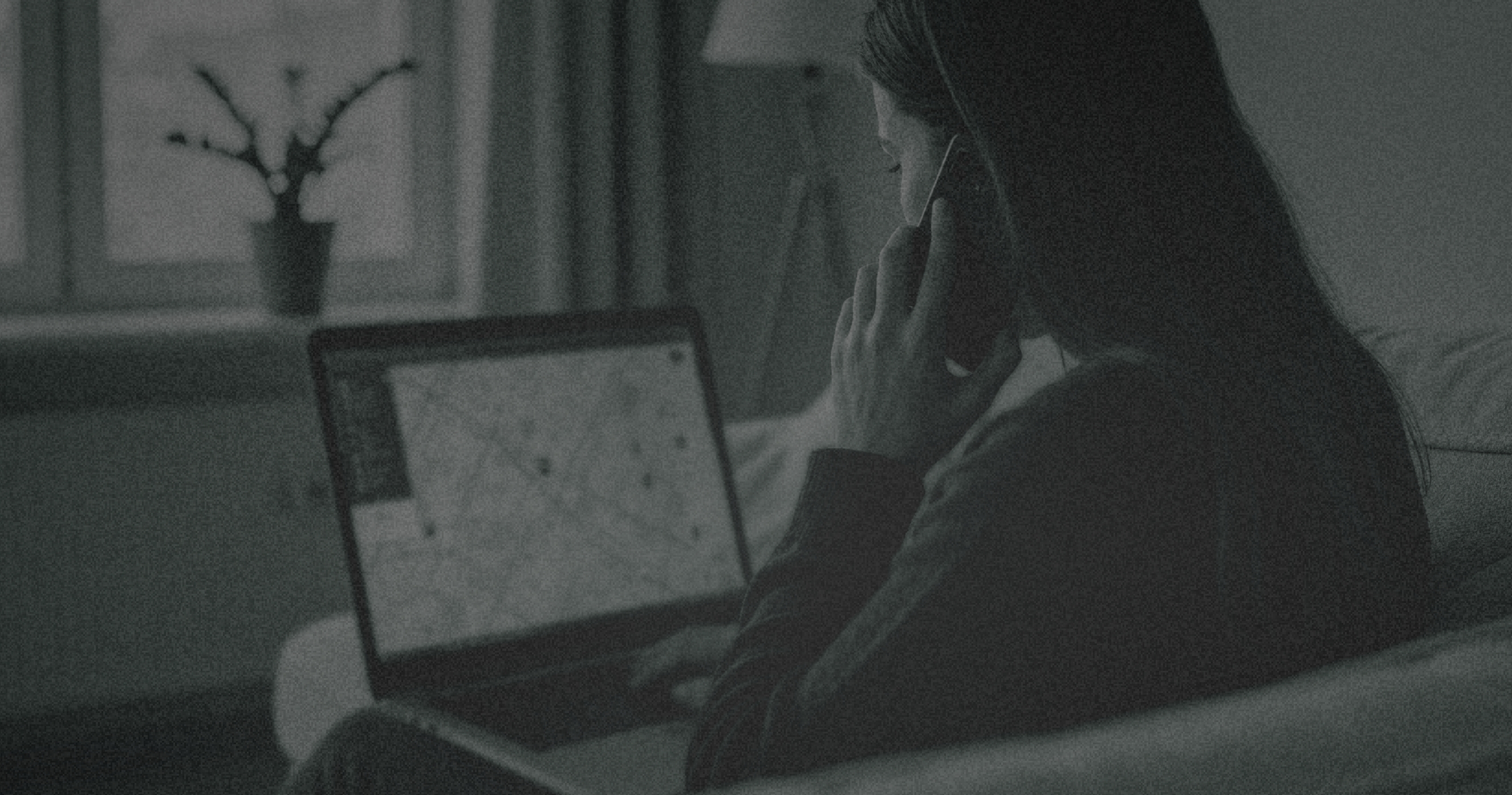 Persona trabajando en computadora