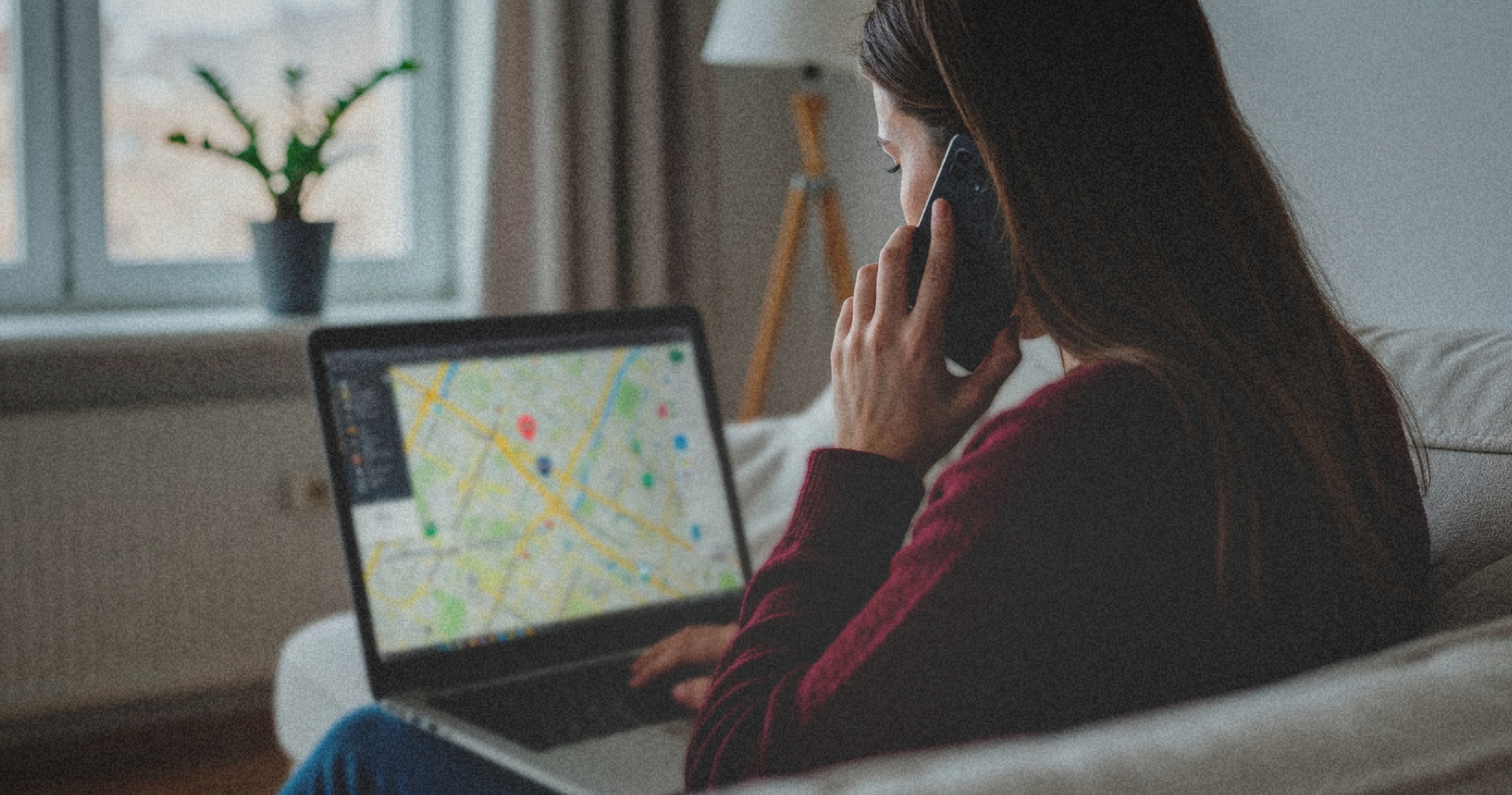 Persona trabajando en computadora